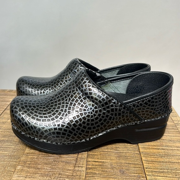 Dansko Professional Leather Clog Shoe, black geometric spot/web EU 36 US 5.5-6 - Picture 1 of 10
